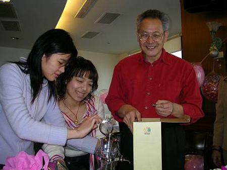 2004 (80).jpg - Jan 10, 2004 老師慶生會(基隆 海景大樓33樓) [Birthday Party for Prof. Shi-Yen Shiau]-3